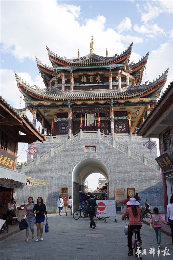 古城中心的钟鼓楼又叫"凌霄楼".