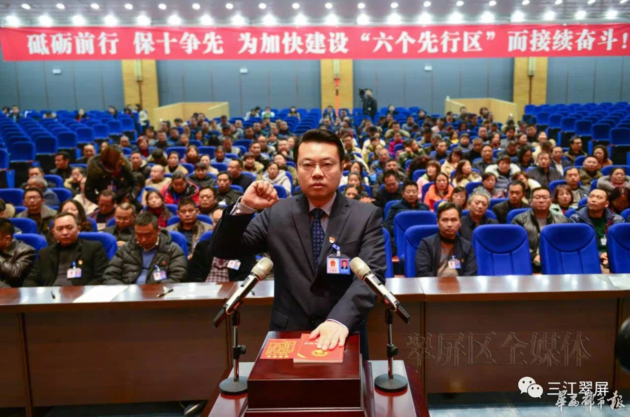 没有音响,只有一个话筒,翠屏区委副书记,区长李强,说的话非常简洁:"