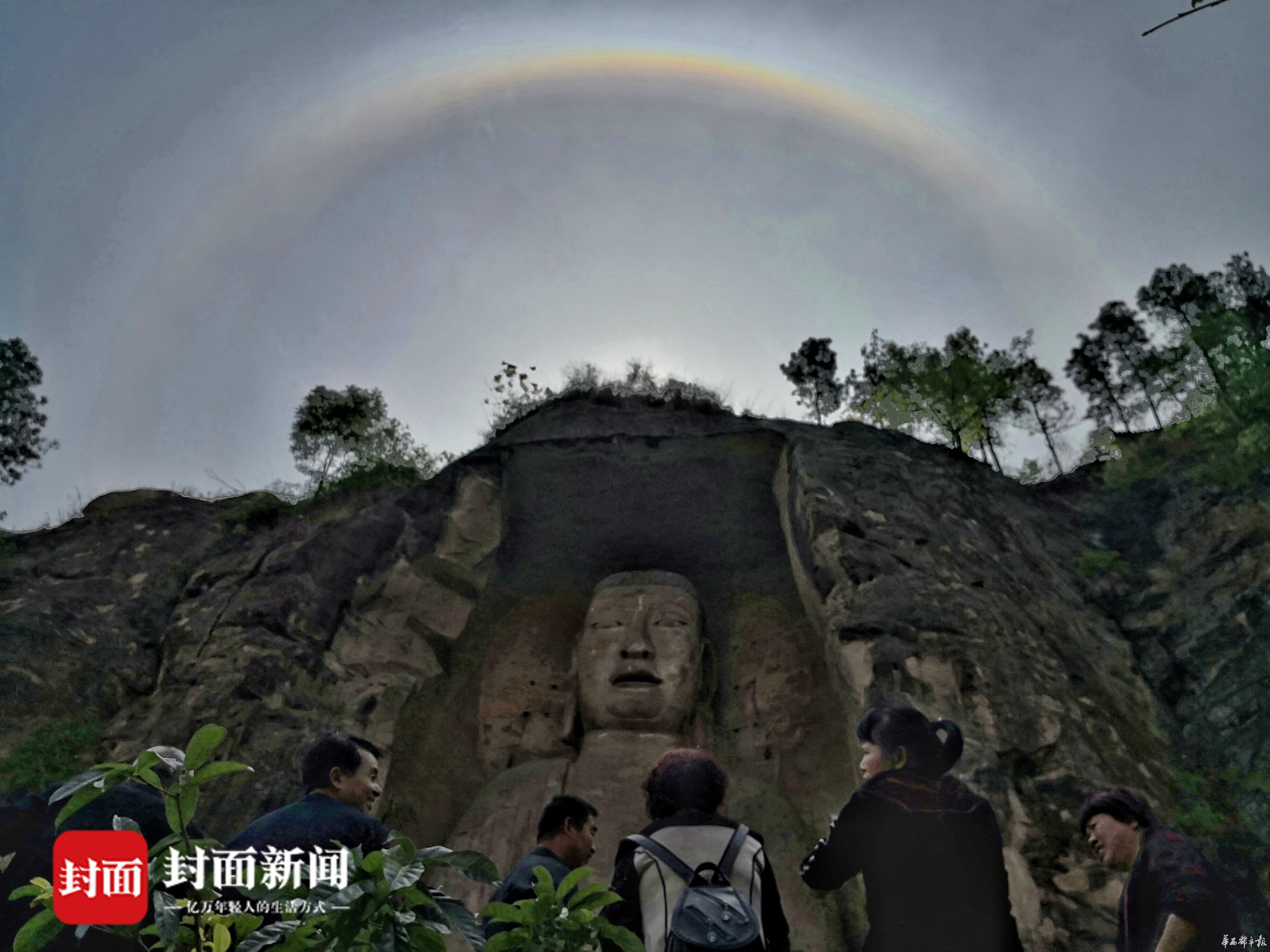 碑记镇万亩橘子花海的半月山大佛,头顶天空出现一道半弧型的五彩日晕