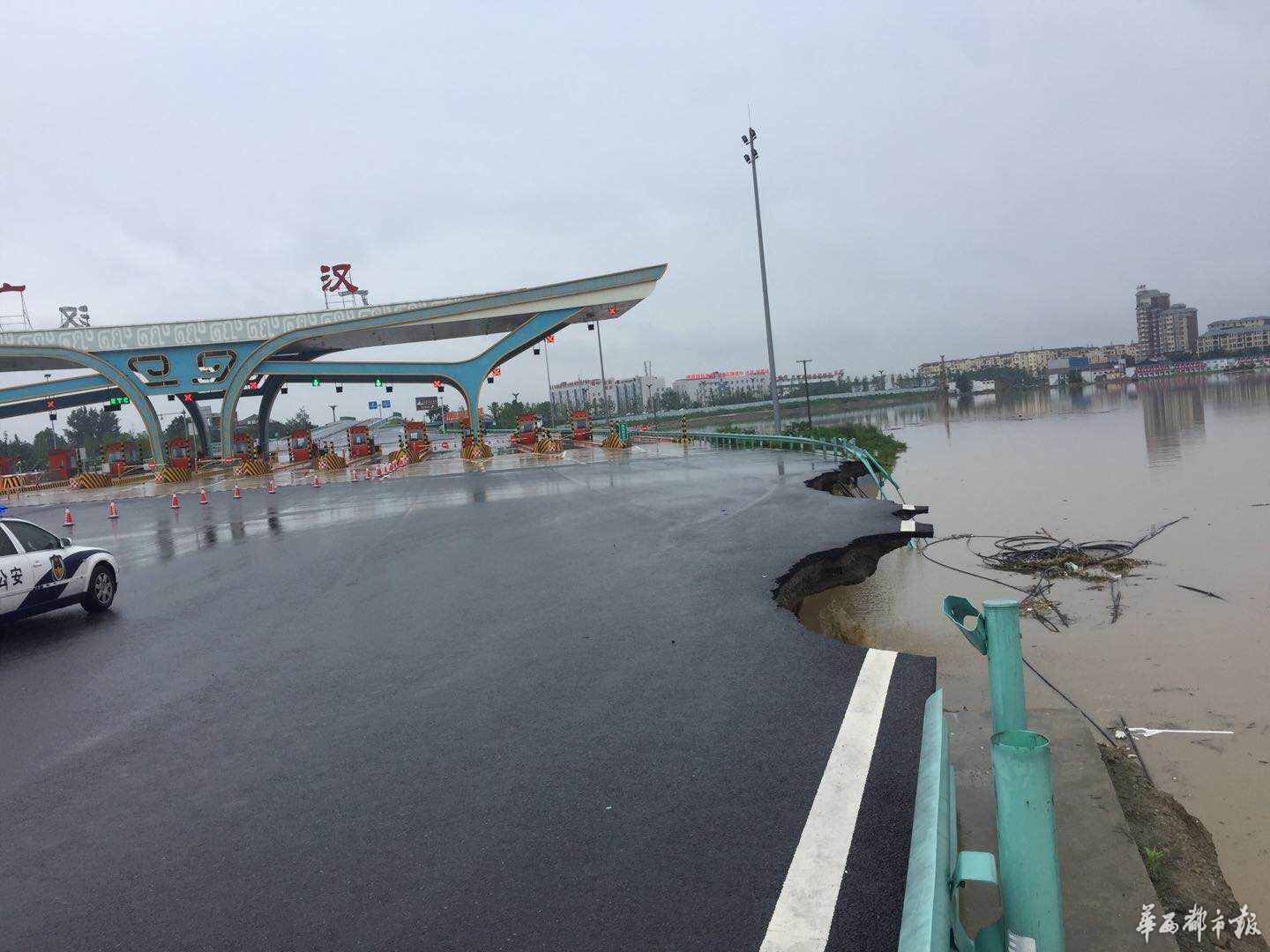 成绵高速广汉站匝道冲毁车辆无法进出站