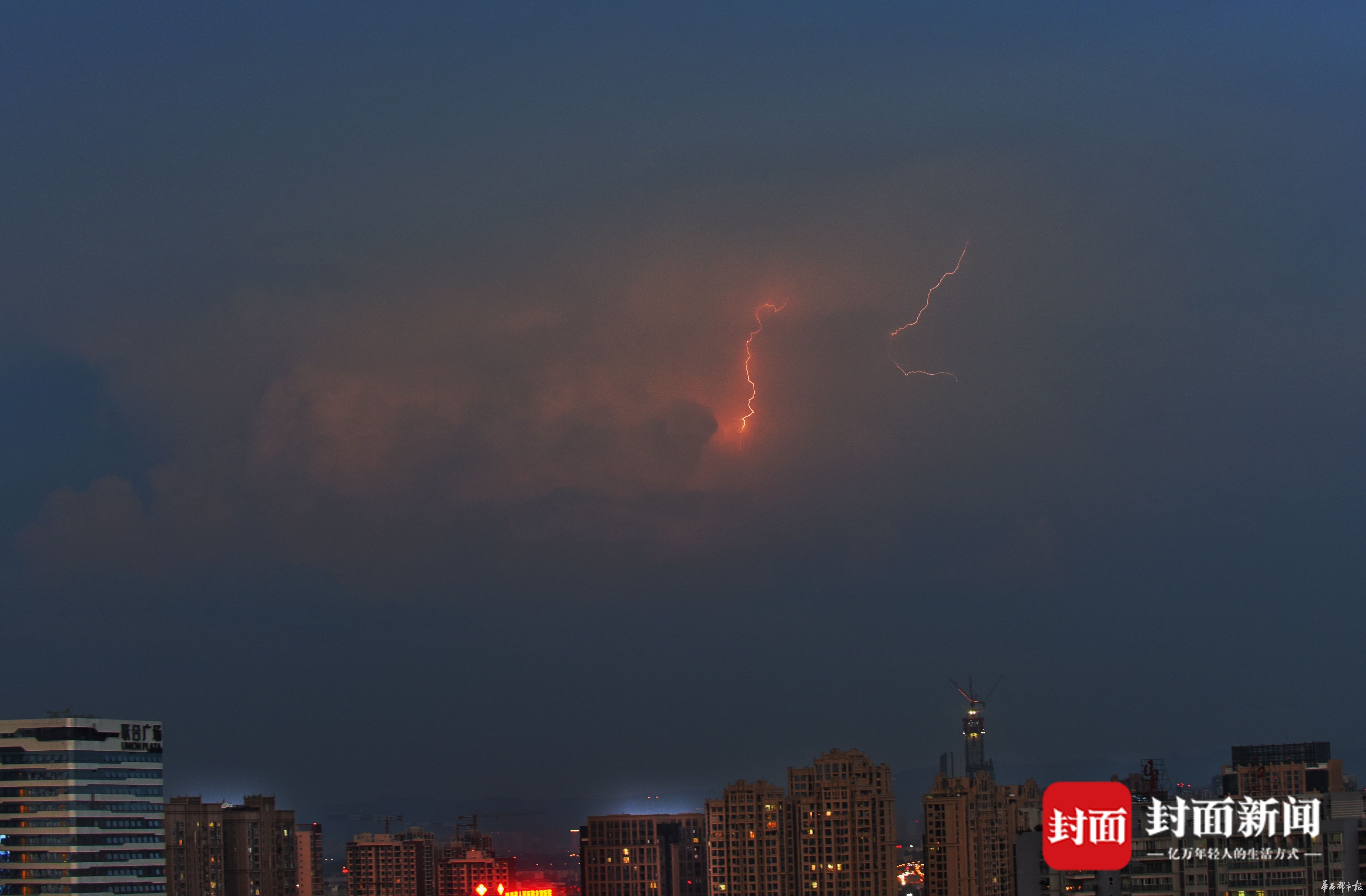 傍晚的成都西边夕阳西下东边电闪雷呜