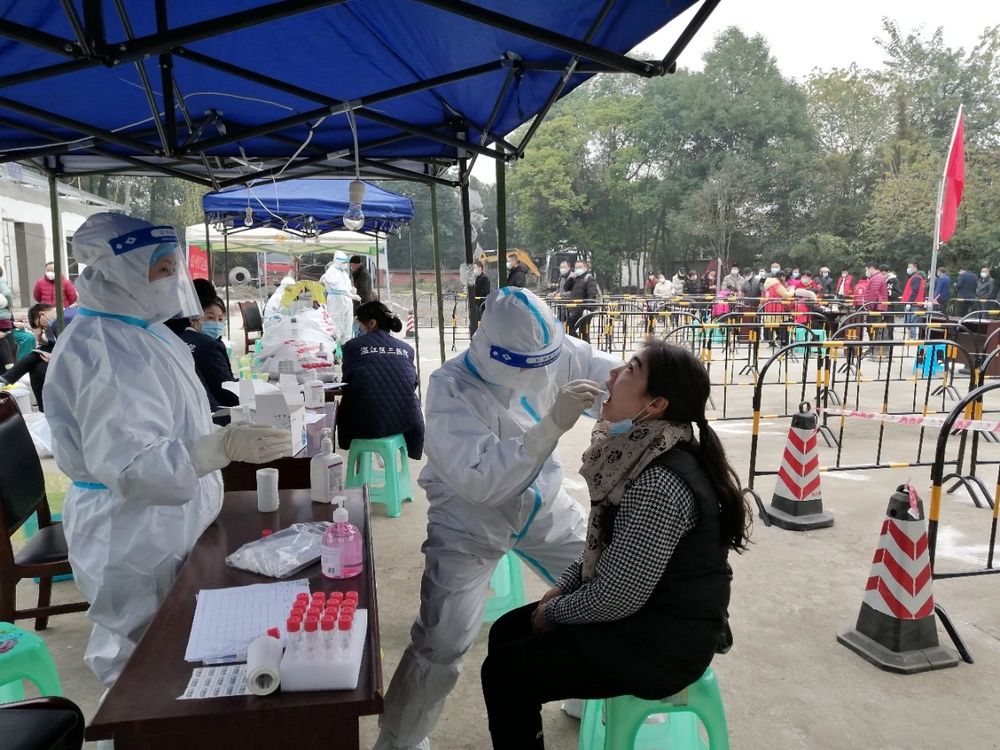 近日,成都市温江区卫健局面对成都突发的新冠疫情,按照区委区政府部署