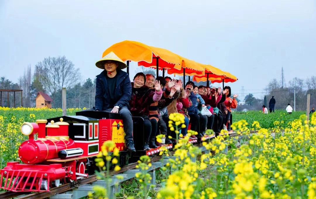 女神们快上车彭州开往春天的小火车等你出发